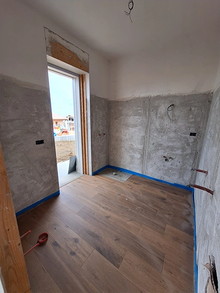 Ambiente interno in fase di finitura con pavimento effetto legno