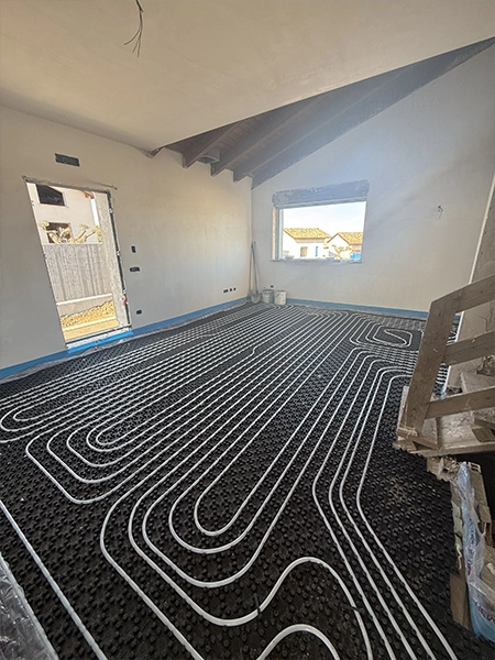 Impianto radiante a pavimento installato in un ambiente interno