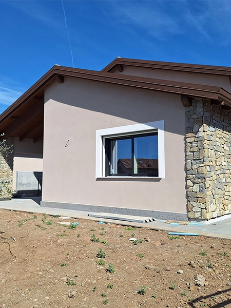 Villa quasi ultimata con portico, rivestimenti in pietra e finiture esterne